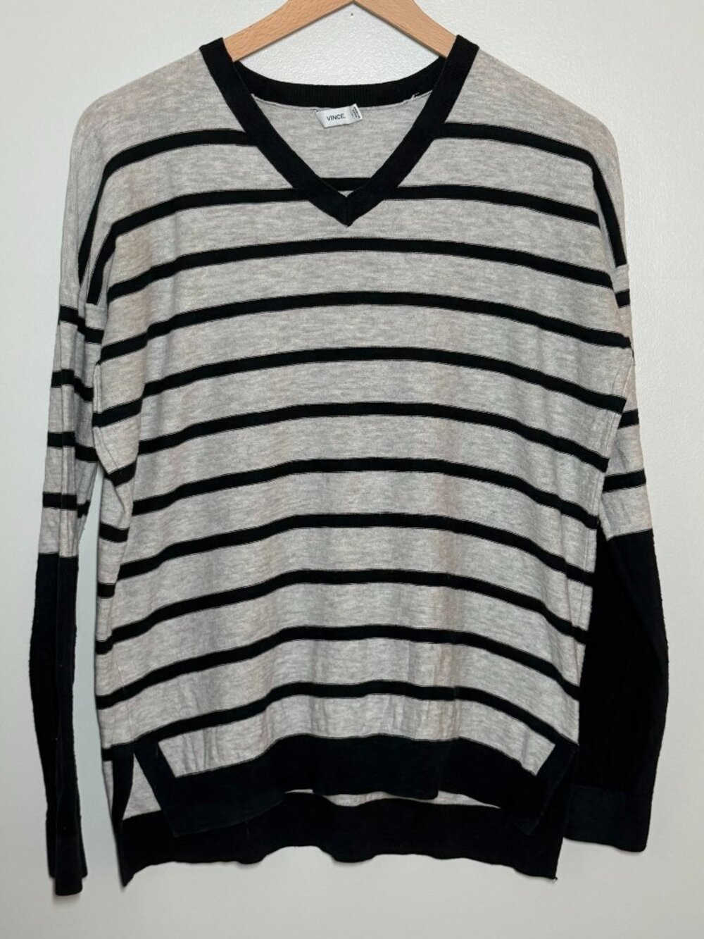 Vince Women’s Striped V-Neck Lightweight Sweater Size Medium